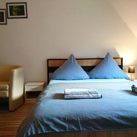 Nest City - Not A Hotel, Private Room With Shared Showers, No Parking, Breakfast, Or Kitchen, Towels Available For A Fee, Check-In 4 Pm To 11 Pm Konstanz Exterior photo