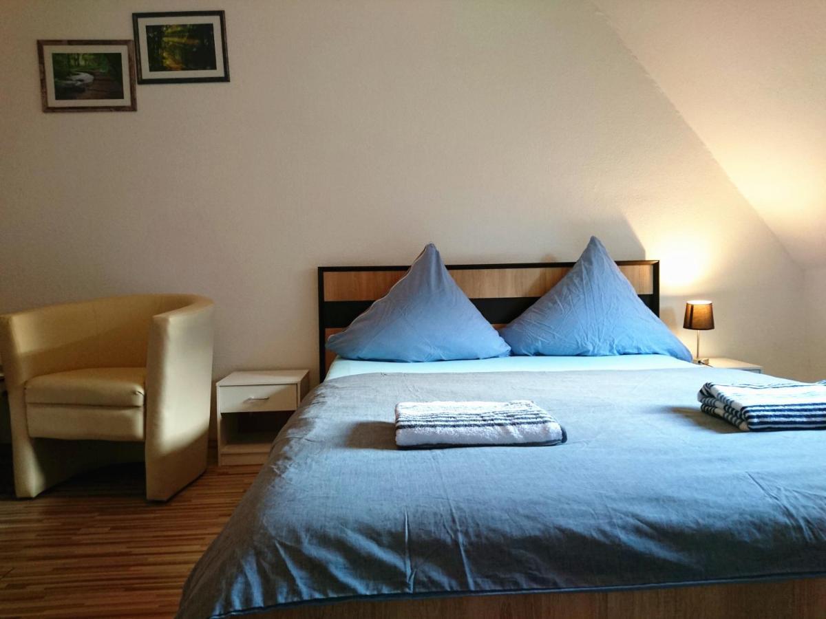 Nest City - Not A Hotel, Private Room With Shared Showers, No Parking, Breakfast, Or Kitchen, Towels Available For A Fee, Check-In 4 Pm To 11 Pm Konstanz Exterior photo