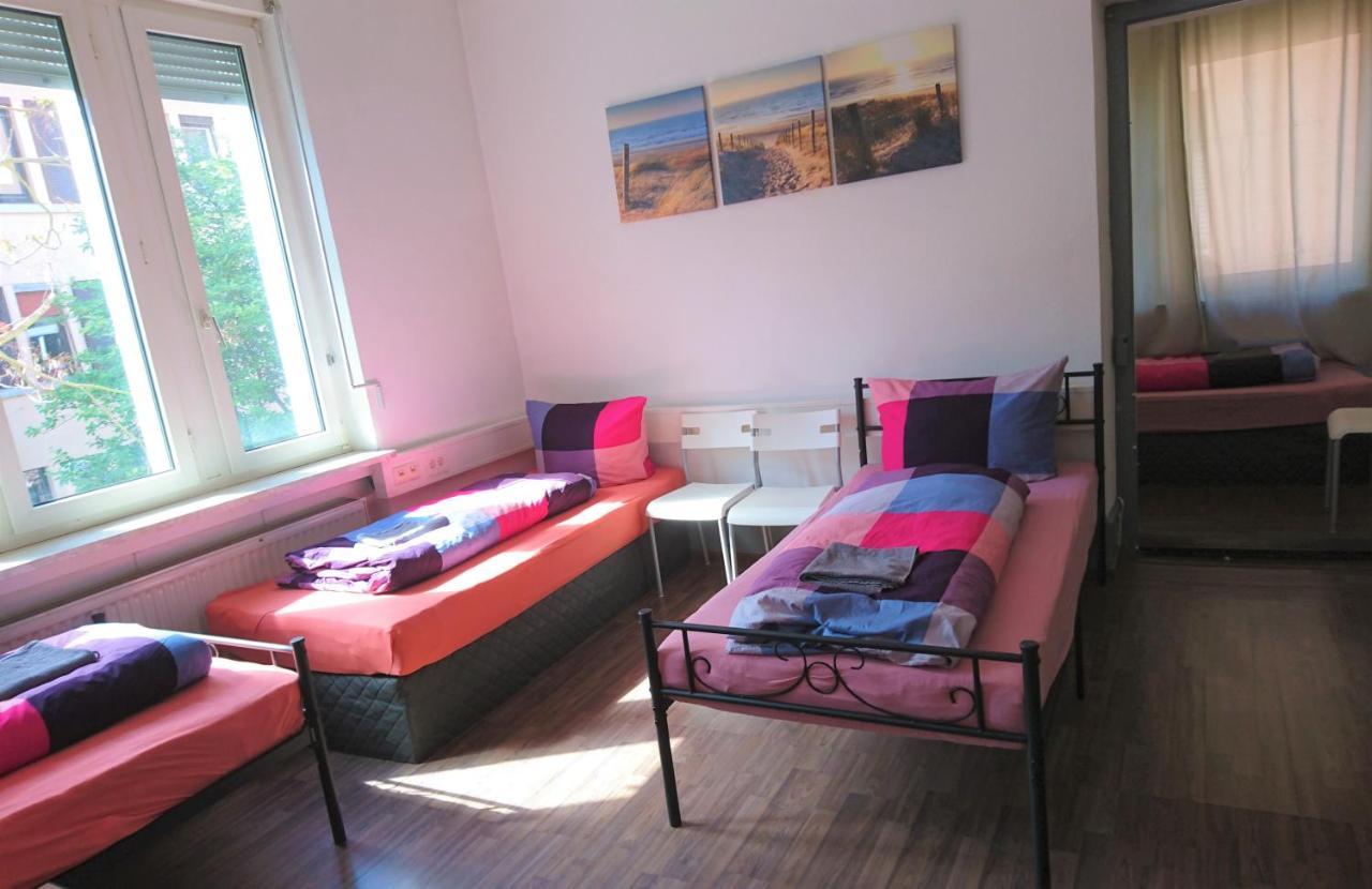 Nest City - Not A Hotel, Private Room With Shared Showers, No Parking, Breakfast, Or Kitchen, Towels Available For A Fee, Check-In 4 Pm To 11 Pm Konstanz Exterior photo