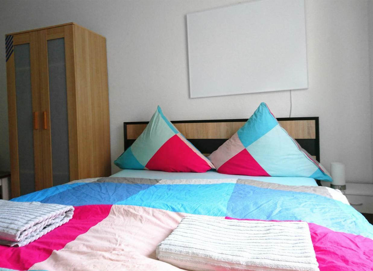 Nest City - Not A Hotel, Private Room With Shared Showers, No Parking, Breakfast, Or Kitchen, Towels Available For A Fee, Check-In 4 Pm To 11 Pm Konstanz Exterior photo